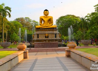 Άγαλμα του Βούδα στη Σρι Λάνκα με συντριβάνια και πράσινο τοπίο