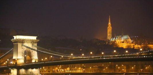 Η ιστορική Γέφυρα των Αλυσίδων στη Βουδαπέστη πάνω από τον Δούναβη.
