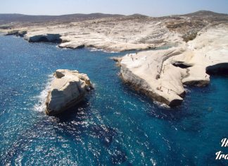 Πανοραμική θέα του σεληνιακού τοπίου στο Σαρακήνικο της Μήλου με λευκούς βράχους και γαλαζοπράσινα νερά.