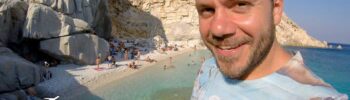 Ο Ευτύχης στην παραλία Σεϋχέλλες της Ικαρίας