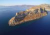 Η Μονεμβασιά από ψηλά, με τα μεσαιωνικά τείχη, το κάστρο και την παλιά πόλη να δεσπόζουν στην χερσόνησο.
