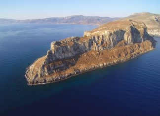 5 μαγικά φθινοπωρινά road trips στην Ελλάδα Η Μονεμβασιά από ψηλά, με τα μεσαιωνικά τείχη, το κάστρο και την παλιά πόλη να δεσπόζουν στην χερσόνησο.