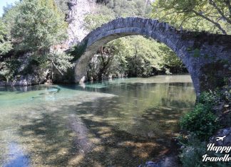 Οι 10 top φθινοπωρινοί προορισμοί | Ελλάδα Κρυστάλλινα νερά του ποταμού Βοϊδομάτη να ρέουν ανάμεσα σε βράχια και καταπράσινη φύση.