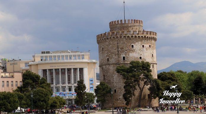 Drone: Η Θεσσαλονίκη από ψηλά Ο Λευκός Πύργος της Θεσσαλονίκης μπροστά στη θάλασσα, με τουρίστες μια όμορφη μέρα