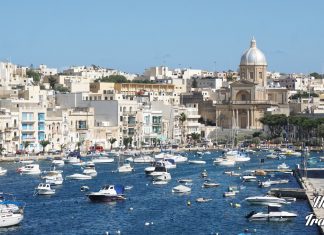 Πανοραμική θέα της Βαλέττας, Μάλτα, από τη θάλασσα, με ιστιοφόρα και καραβάκια στο λιμάνι