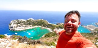 παραλία Άντονι Κουίν Ρόδος, βραχώδης ακτή με τιρκουάζ νερά και φυσική ομορφιά