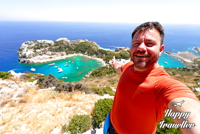 παραλία Άντονι Κουίν Ρόδος, βραχώδης ακτή με τιρκουάζ νερά και φυσική ομορφιά