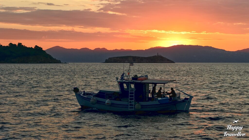 Βαρκάδα κατά την ανατολή στο νησί της Σκιάθου με τη βάρκα του Νίκου. 