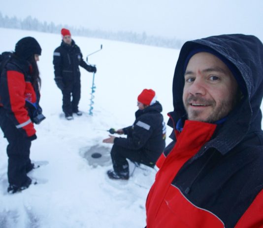 Ο Ευτύχης και η Ηλέκτρα ετοιμάζονται να ψαρέψουν σε παγωμένη λίμνη στη Λαπωνία της Φινλανδίας