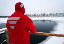 Κάναμε μπάνιο σε παγωμένη λίμνη στη Λαπωνία | Φινλανδία