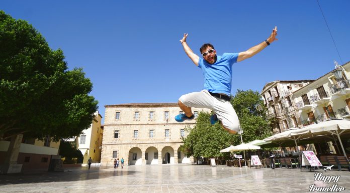 Η Πλατεία Συντάγματος στο Ναύπλιο με ιστορικά κτίρια και κόσμο να απολαμβάνει τον ήλιο