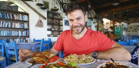 Ο Ευτύχης δοκιμάζει παραδοσιακά κρητικά πιάτα