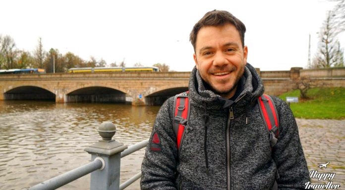 Ετοιμάζεις ταξίδι; Σου έχουμε 4 προορισμούς εξωτερικού με έκπτωση 20% Ο Ευτύχης Μπλέτσας στο Ελσίνκι, με θέα μια χαρακτηριστική γέφυρα της πόλης στο φόντο.