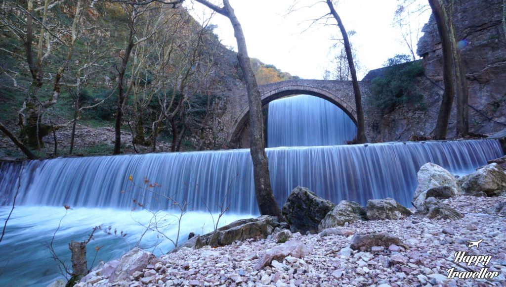 Το πανέμορφο γεφύρι Παλαιοκαρυάς με τον καταρράκτη 