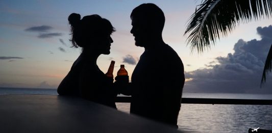 Ο Ευτύχης και η Ηλέκτρα σε ένα καταπληκτικό ηλιοβασίλεμα στα Φίτζι