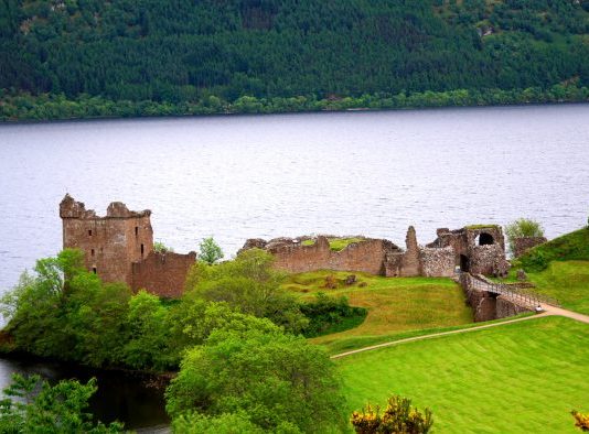 Happy Traveller στην Σκωτία (Μέρος Β) | Ολόκληρο επεισόδιο Το Urquhart Castle δεσπόζει στις όχθες της λίμνης Loch Ness στη Σκωτία, με τα ιστορικά ερείπια και τη λίμνη στο φόντο.