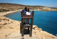 Ευτύχης και Ηλέκτρα πάνω στην καρέκλα της τρυπητής στη Γαύδο