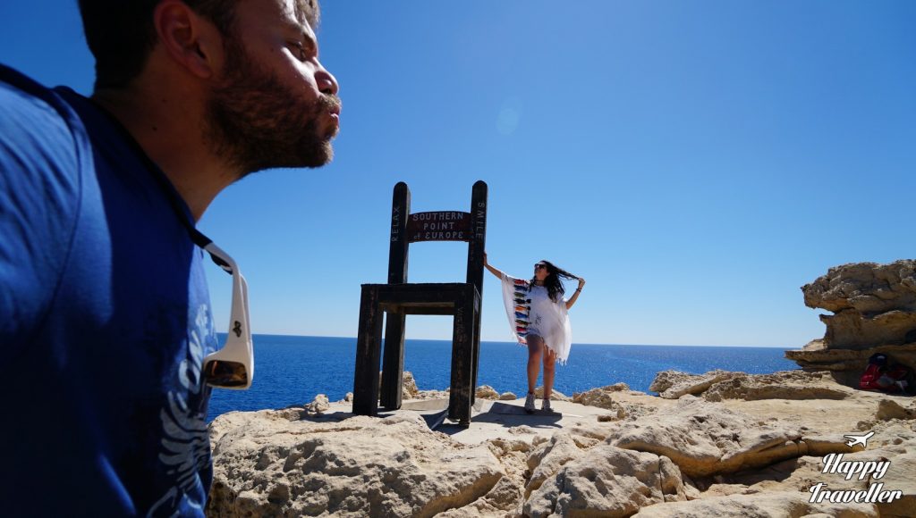 Ευτύχης και Ηλέκτρα δίπλα στην καρέκλα στην παραλία Τρυπητής της Γαύδου