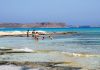 Πανοραμική άποψη της λιμνοθάλασσας του Μπάλου στην Κρήτη με τα κρυστάλλινα γαλάζια νερά και την λευκή αμμουδιά.