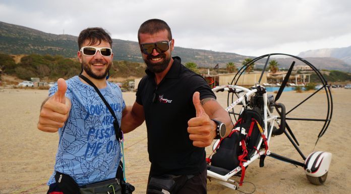 Happy Traveller στο νομό Χανίων | Δελτίο Τύπου Ο Ευτύχης και ο Γιώργος Κισσανάκης αμέσως μετά που έκαναν αλεξίπτωτο πλαγιάς (Paragliding)