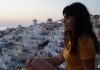 ΤΑΞΙΔΙ ΕΛΛΑΔΑ: Οι 5 φθινοπωρινές αποδράσεις για τον Οκτώβριο Ηλιοβασίλεμα στη Σαντορίνη από τα Φηρά, με θέα στο Αιγαίο και τα λευκά σπίτια της Σαντορίνης