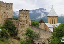 Ανανούρι: Το κάστρο-μοναστήρι της Γεωργίας που σε μεταφέρει σε άλλες εποχές