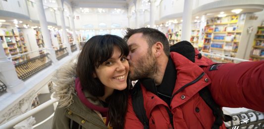 Carturesti Carusel Βουκουρέστι – Εντυπωσιακό εσωτερικό βιβλιοπωλείου με λευκές σκάλες και φυσικό φως