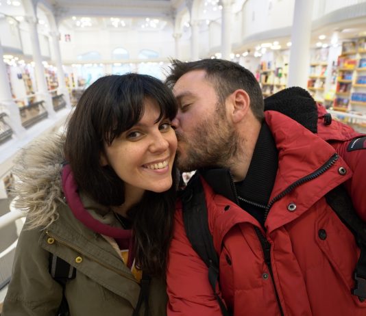 Happy Traveller στο Βουκουρέστι, Ρουμανία (ΜΕΡΟΣ Β) | Ολόκληρο επεισόδιο Carturesti Carusel Βουκουρέστι – Εντυπωσιακό εσωτερικό βιβλιοπωλείου με λευκές σκάλες και φυσικό φως