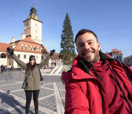 Το οδοιπορικό του Happy Traveller στην Ρουμανία Ο Ευτύχης και η Ηλέκτρα στην κεντρική πλατεία του Μπρασόβ στην Ρουμανία