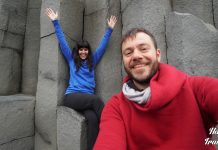 Η παραλία Reynisfjara στην Ισλανδία με μαύρη άμμο, βασαλτικές στήλες και κύματα του Ατλαντικού να χτυπούν την ακτή.