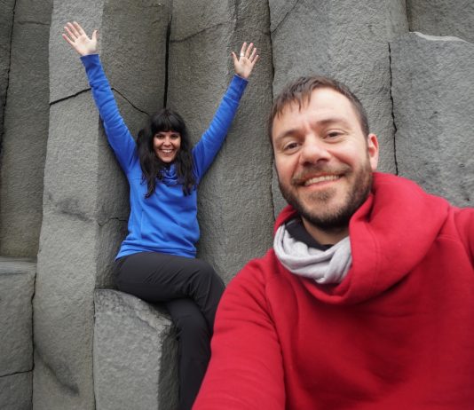 Η παραλία Reynisfjara στην Ισλανδία με μαύρη άμμο, βασαλτικές στήλες και κύματα του Ατλαντικού να χτυπούν την ακτή.