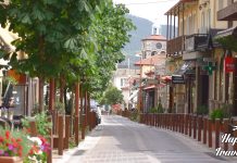 Happy Traveller στο Καρπενήσι και το νομό Ευρυτανίας (ΜΕΡΟΣ Α) |Ολόκληρο επεισόδιο Ανοιξιάτικος δρόμος στο Καρπενήσι με ανθισμένα δέντρα και παραδοσιακά κτίρια