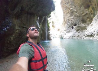 Ο Ευτύχης Μπλέτσας σε στάση ράφτινγκ στον ποταμό Άραχθο, με φόντο το καταπράσινο τοπίο των Τζουμέρκων.