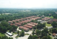 Εναέρια λήψη με drone του στρατοπέδου Άουσβιτς, με θέα τις εγκαταστάσεις και τις σειρές από κτίρια, περιβαλλόμενα από συρματοπλέγματα.