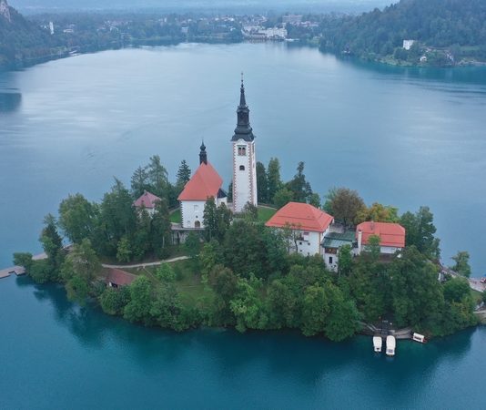 Top 7 μέρη για φθινοπωρινές διακοπές με παιδιά | ΕΥΡΩΠΗ Στη λίμνη Bled στη Σλοβενία με φθινοπωρινά χρώματα στα δέντρα γύρω.