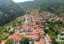 Happy Traveller στην Αρκαδία (ΜΕΡΟΣ Α) | Ολόκληρο επεισόδιο Πανοραμική θέα του παραδοσιακού οικισμού Δημητσάνα, χτισμένου σε καταπράσινη πλαγιά στην Ορεινή Αρκαδία.