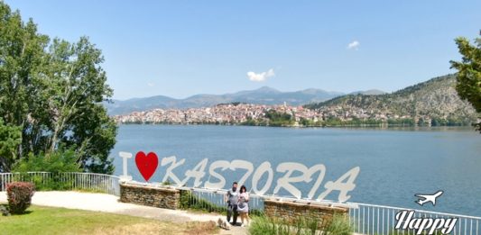 Ο Ευτύχης και η Ηλέκτρα μπροστά από τη λίμνη της Καστοριάς