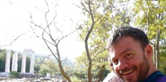 Ο Ευτύχης και η Ηλέκτρα στο Ιερό των Μεγάλων Θεών στη Σαμοθράκη, ανάμεσα σε αρχαία ερείπια.