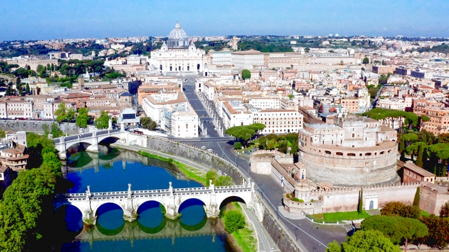 Επιβλητική Ρώμη, της Ιταλίας ένα ηλιόλουστο πρωινό, Ανακαλύψτε πώς να ζήσετε τη Ρώμη μέσα σε 24 ώρες – από το Κολοσσαίο και τη Ρωμαϊκή Αγορά μέχρι το Βατικανό και τη Φοντάνα ντι Τρέβι