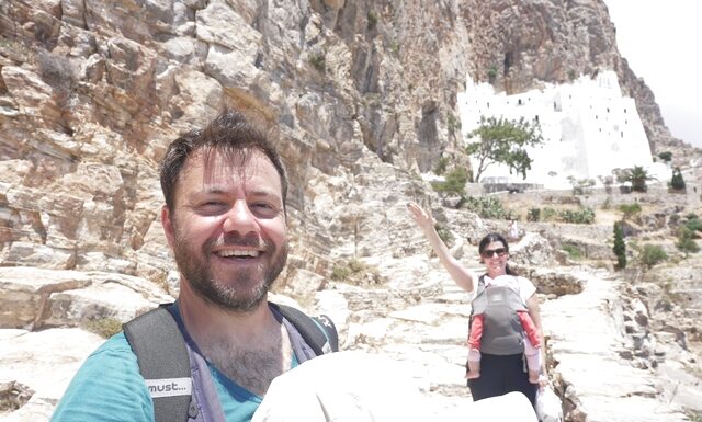 Ο Ευτύχης και η Ηλέκτρα στα σκαλιά της Παναγίας Χοζοβιώτισσας στην Αμοργό