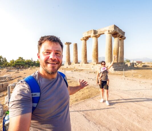 Happy Traveller στην Κορινθία | Ολόκληρο επεισόδιο Ο Ευτύχης και η Ηλέκτρα στην Αρχαία Κόρινθο, μπροστά στα αρχαιολογικά μνημεία της πόλης.