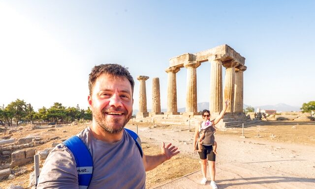 Ο Ευτύχης και η Ηλέκτρα στην Αρχαία Κόρινθο, μπροστά στα αρχαιολογικά μνημεία της πόλης.