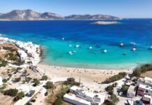 Παραλία Άμμος, η παραλία που βλέπεις μόλις φτάνεις στο νησί με το πλοίο