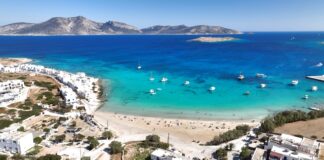 Παραλία Άμμος, η παραλία που βλέπεις μόλις φτάνεις στο νησί με το πλοίο