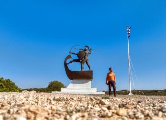 Happy Traveller στη Σαλαμίνα | Ολόκληρο επεισόδιο