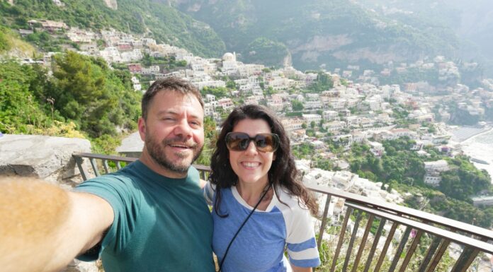Happy Traveller στο Κάπρι και την ακτή Αμάλφι στην Νότια Ιταλία | Ολόκληρο επεισόδιο Ο Ευτύχης και η Ηλέκτρα απολαμβάνουν τη μαγευτική θέα στο Ποζιτάνο, το πιο διάσημο χωριό της Ακτής Αμάλφι.