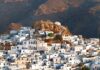 Πανοραμική άποψη της Χώρας Ανάφης με τα παραδοσιακά λευκά σπιτάκια και το γαλάζιο ουρανό.