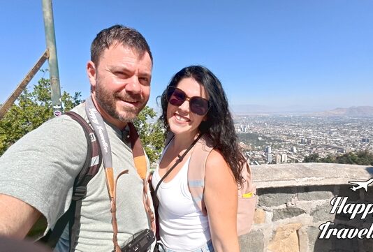 Ο Ευτύχης και η Ηλέκτρα στο Σαντιάγο της Χιλής, στο πάρκο κοντά στο μεγάλο άγαλμα της Παναγίας.