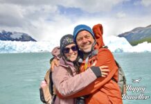 Ο Ευτύχης και η Ηλέκτρα απολαμβάνουν τη θέα στο Περίτο Μορένο, μπροστά από τον τεράστιο παγετώνα στην Παταγονία.