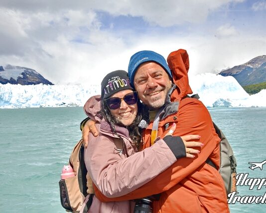 Ο Ευτύχης και η Ηλέκτρα απολαμβάνουν τη θέα στο Περίτο Μορένο, μπροστά από τον τεράστιο παγετώνα στην Παταγονία.